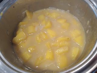 SALMON Y GAMBAS CON SALSA DE MANGO, COCO Y RON