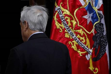 La renuncia de Piñera a su deber constitucional de proteger a la población