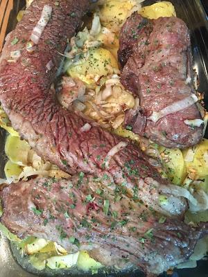 Churrasco Al Horno Con Cebolla, Ajo Y Patatas