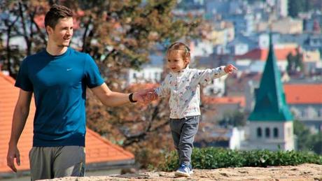 ¿Deberían dejar a los niños salir a la calle cerca casa?