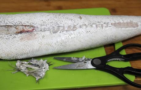 Cómo limpiar y cortar una merluza entera y dónde conseguirla a buen precio