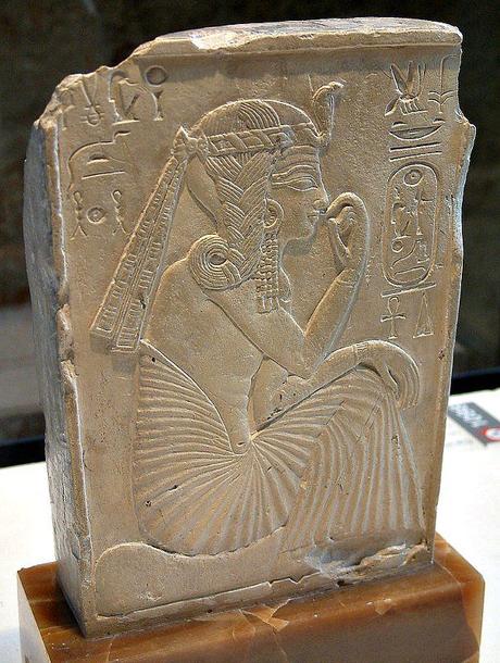 El joven faraón Ramsés II. Trenza lateral. Museo del Louvre. peinados historia academia de peluqueria de plato caracterizacion