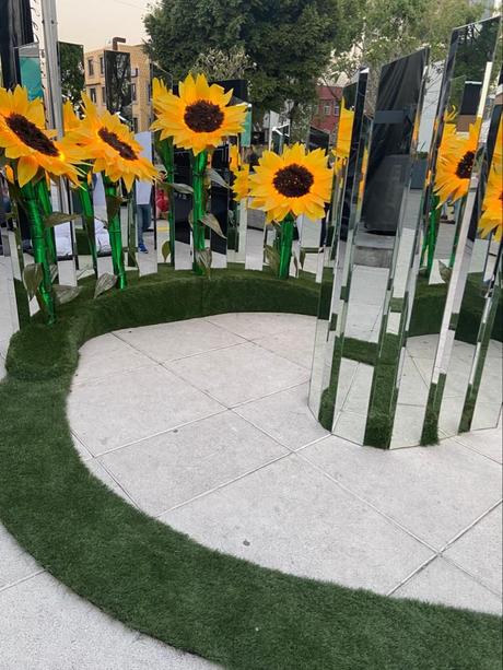 MILES DE GIRASOLES COLOREAN PASEO DE LA REFORMA EN HONOR A VAN GOGH