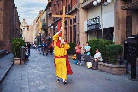 Galería: Solitario Cofrade realiza procesión pidiendo por médicos y enfermeras Galería: Solitario Cofrade realiza procesión pidiendo por médicos y enfermeras
