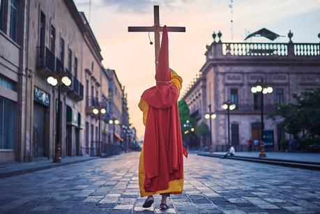 Galería: Solitario Cofrade realiza procesión pidiendo por médicos y enfermeras Galería: Solitario Cofrade realiza procesión pidiendo por médicos y enfermeras