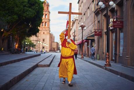 Galería: Solitario Cofrade realiza procesión pidiendo por médicos y enfermeras Galería: Solitario Cofrade realiza procesión pidiendo por médicos y enfermeras