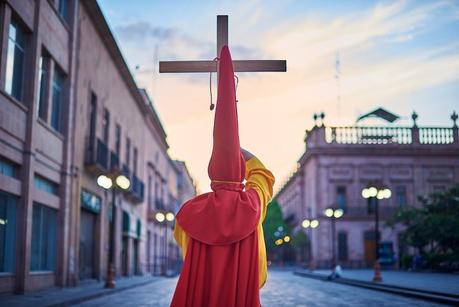 Galería: Solitario Cofrade realiza procesión pidiendo por médicos y enfermeras