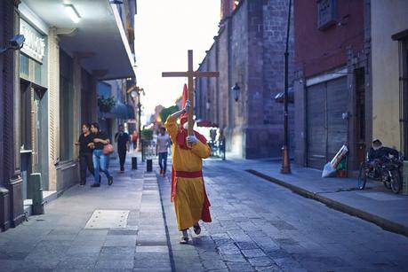 Galería: Solitario Cofrade realiza procesión pidiendo por médicos y enfermeras Galería: Solitario Cofrade realiza procesión pidiendo por médicos y enfermeras