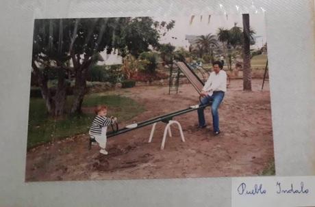 La imagen puede contener: una o varias personas y exterior