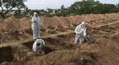 Córdoba: Cavan tumbas en el cementerio San Vicente por el coronavirus