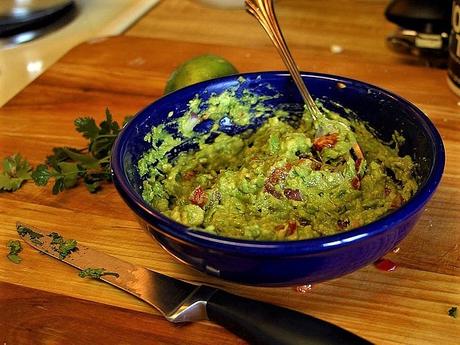 Tosta de salmón ahumado, guacamole y queso azul