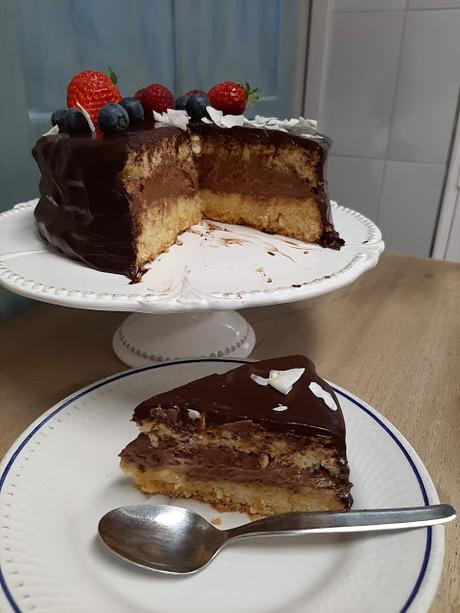 TARTA DE TRUFA CUBIERTA DE CHOCOLATE ESPEJO