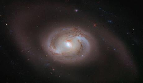 NGC 2273: Una galaxia doblemente espiral