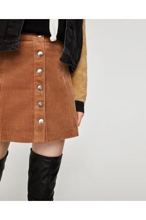 Outfits Con Falda De Pana Cafe