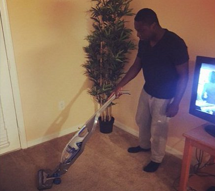 Freddy Adu vendiendo aspiradoras en las redes sociales. Foto: Twitter 