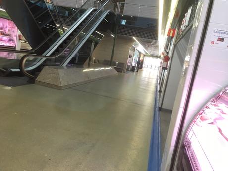 Tere Rodera, venta al detalle en el mercado de Ponferrada. ‘De esta salimos, pero debemos de concienciarnos de comprar en el comercio local’