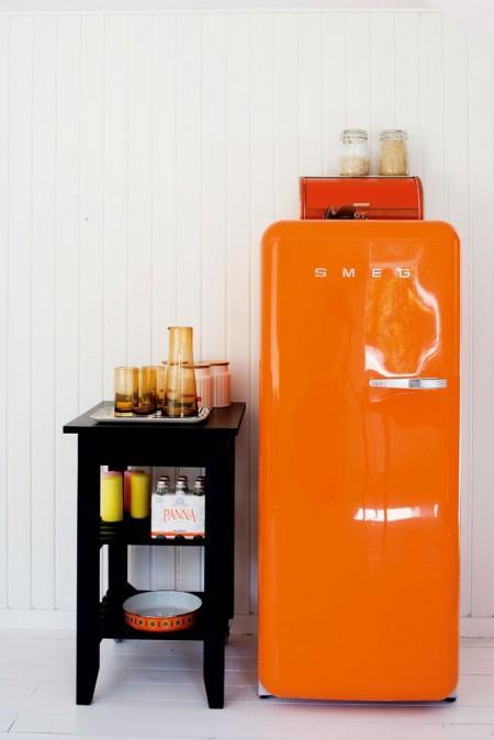 sillas panton sillas eames nevera smeg lámpara Nelson´s Bubble lámpara de diseño estilo nórdico estilo escandinavo estilo danés Eames eiffel decoración naraja decoración en blanco cocina negra cocina moderna cocina blanca casa de verano dinamarca 