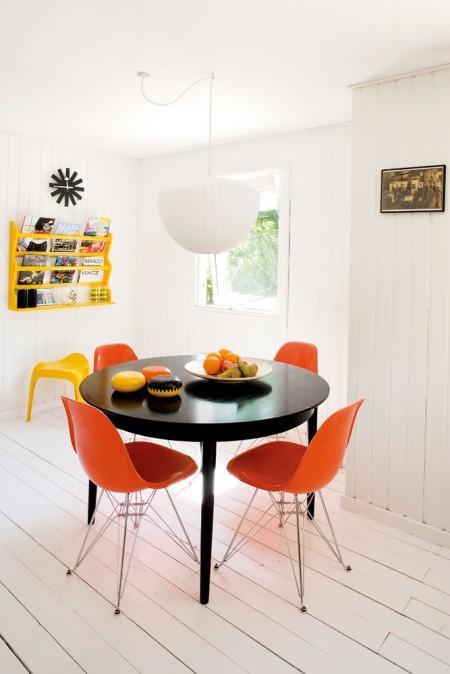 sillas panton sillas eames nevera smeg lámpara Nelson´s Bubble lámpara de diseño estilo nórdico estilo escandinavo estilo danés Eames eiffel decoración naraja decoración en blanco cocina negra cocina moderna cocina blanca casa de verano dinamarca 