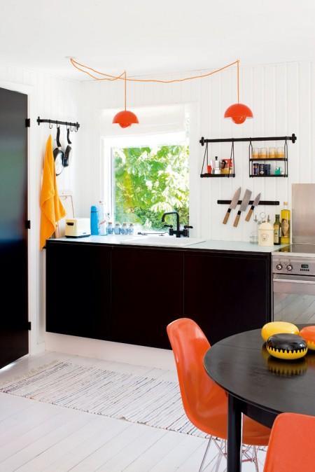 sillas panton sillas eames nevera smeg lámpara Nelson´s Bubble lámpara de diseño estilo nórdico estilo escandinavo estilo danés Eames eiffel decoración naraja decoración en blanco cocina negra cocina moderna cocina blanca casa de verano dinamarca 