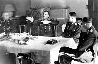 El Führer concede a Adolf Galland la primera Cruz de Caballero con Hojas de Roble y Espadas de la guerra - 21/06/1941.