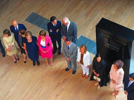 SM La Reina descubre la placa inaugural