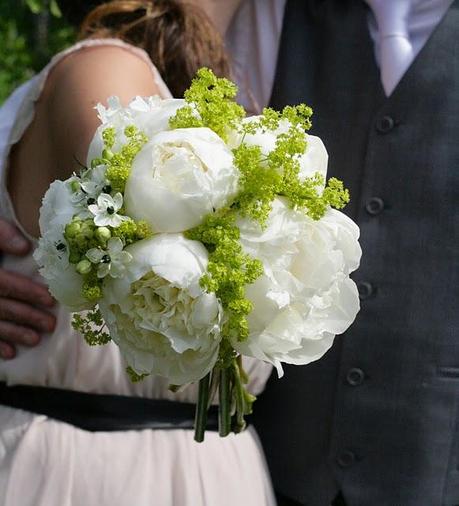 Un ramo de flores blanco y verde
