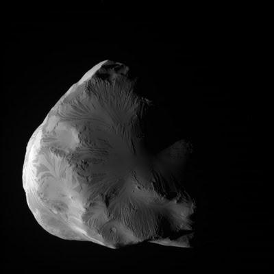 Cassini revela nuevas imágenes de Helene, la helada luna de Saturno