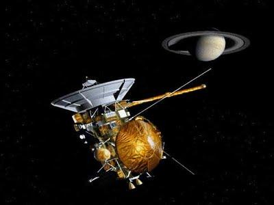 Cassini revela nuevas imágenes de Helene, la helada luna de Saturno