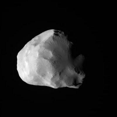 Cassini revela nuevas imágenes de Helene, la helada luna de Saturno