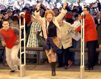 Señoras que van a morir en las  rebajas