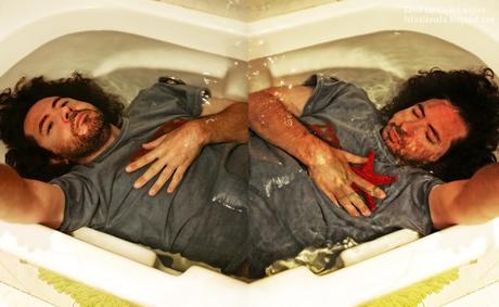 Fotografía realizada para el reto de la Familia Fotera: TRANSPARENCIAS. Personaje bajo el agua cristalina de una bañera con estrella de mar en el lugar del corazón