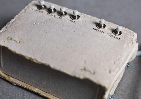 Paper Alarm Clock White :: despertador de papel reciclado