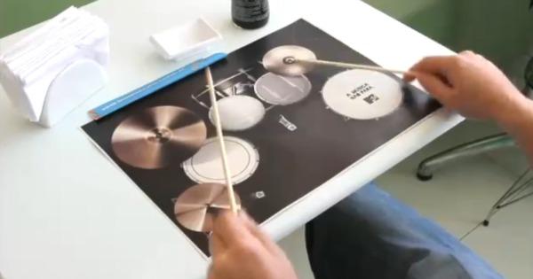 Tocando la batería con palillos chinos