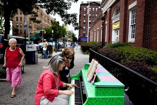 ilgirodialice:

 
Pop-up pianos. Nyc, 18th June - 2nd July...