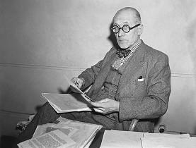 Le Corbusier fotografiado en 1949 en su estudio de París. (Keystone) swissinfo.ch