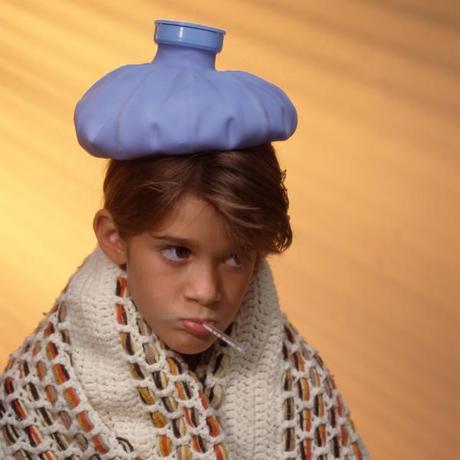 niño enfermo Recomiendan no usar agua fría para bajar la fiebre de los niños