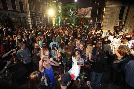 crowd2 El Billabong Design For Humanity 2011 recuadó fondos para “Save The Music Fondation”