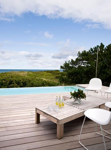 terrazas de madera sillas tulip muebles de terraza muebles de diseño estilo nórdico estilo escandinavo diseño nórdico diseño de interiores diseño de exteriores diseño danés decoración de interiores cocinas modernas cocinas blancas casas de verano 