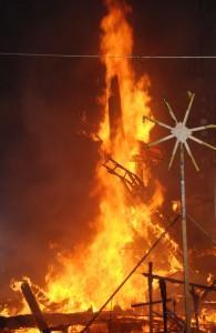 NOCHE DE FUEGO… AMANECER DE LUZ