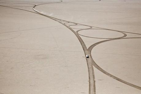 Arena, hielo y tierra. Efímeros dibujos geométricos.