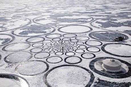 Arena, hielo y tierra. Efímeros dibujos geométricos.