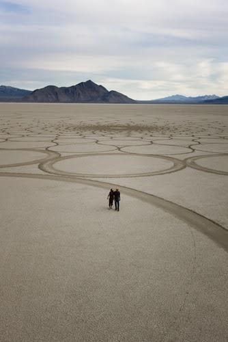 Arena, hielo y tierra. Efímeros dibujos geométricos.