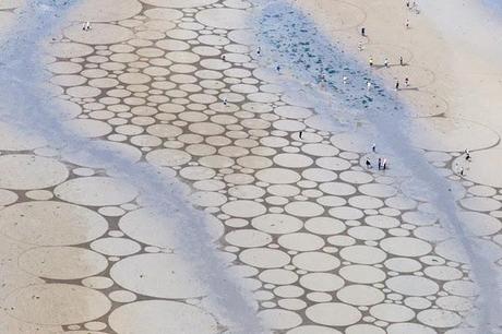 Arena, hielo y tierra. Efímeros dibujos geométricos.