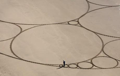 Arena, hielo y tierra. Efímeros dibujos geométricos.