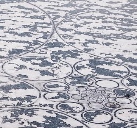 Arena, hielo y tierra. Efímeros dibujos geométricos.