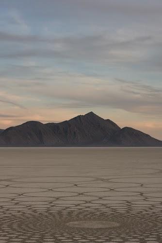 Arena, hielo y tierra. Efímeros dibujos geométricos.