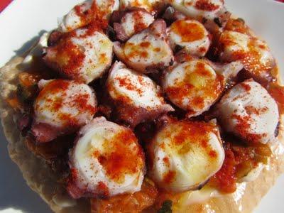 COCAS DE PULPO Y PISTO