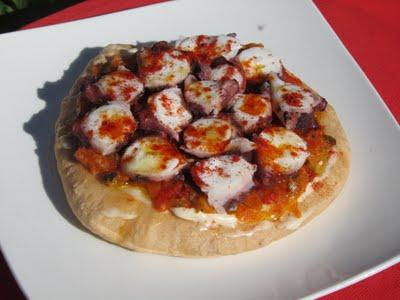 COCAS DE PULPO Y PISTO