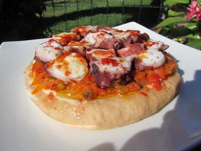 COCAS DE PULPO Y PISTO