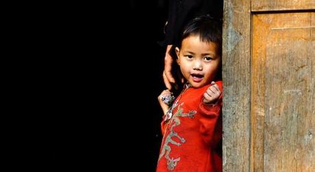 Niña tímida en una puerta